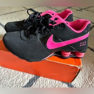 Nike Shox Deliver Size 6 Youth fits 7.5 Women’s Black Pink Shoes.